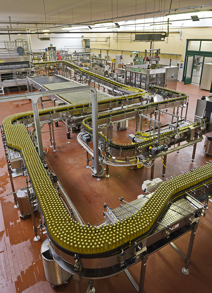 Panoramica della linea di produzione della cedrata Tassoni