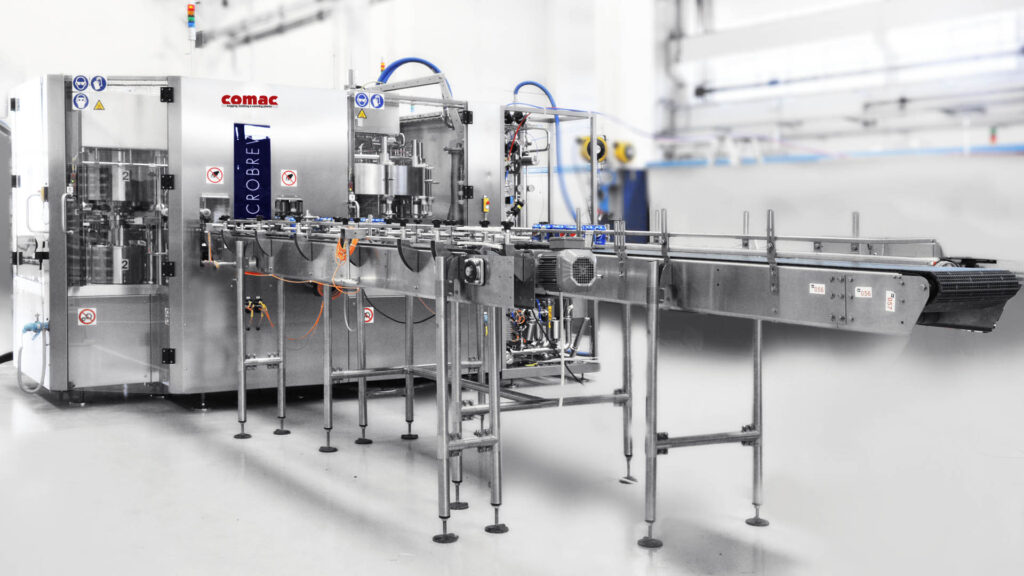 La MICROBREW: un monoblocco di riempimento e aggraffatura compatto e funzionale, con velocità fino a 6.000 cph