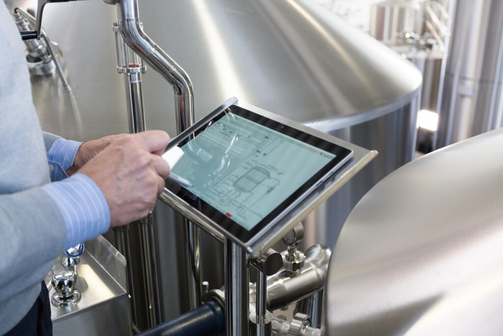 Negli impianti il quadro elettrico è gestito da un sistema con PLC che riceve ed elabora tutti i segnali di ingresso analogici e digitali. Un terminale operatore touch screen consente agli utenti di interagire con l'impianto in modo semplice e intuitivo