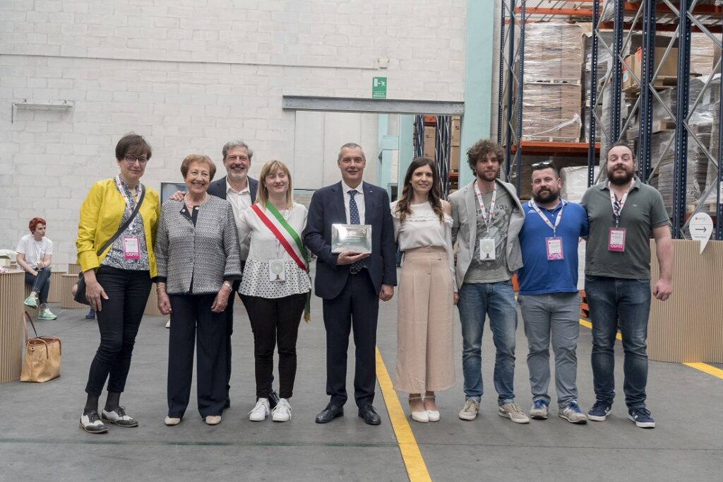 La famiglia Gritti, con il sindaco di Cologno al Serio, Chiara Drago e dei collaboratori di Grifal