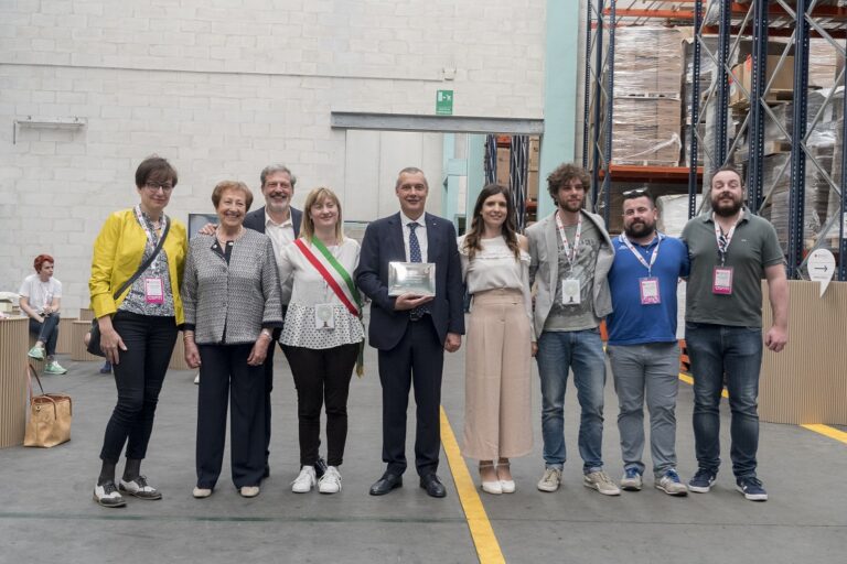 la famiglia Gritti, con il sindaco di Cologno al Serio, Chiara Drago e dei collaboratori di Grifal