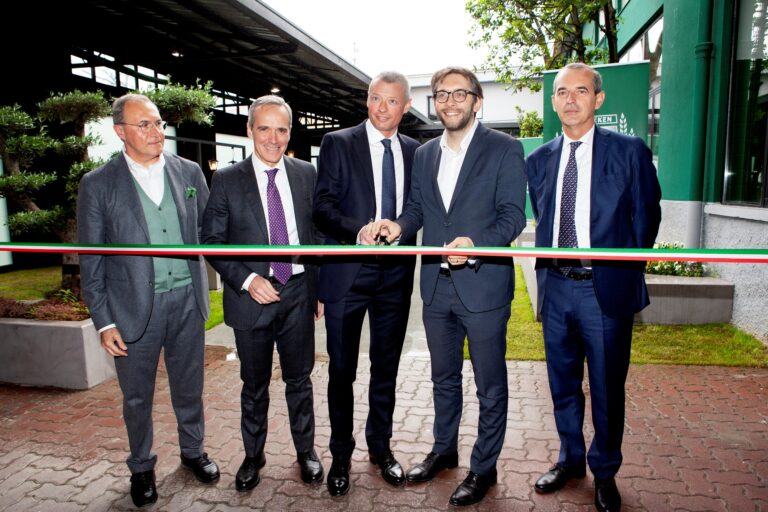 Il taglio del nastro: da sinistra Massimo Furlan, Alfredo Pratolongo, SØren Hagh, Pierfrancesco Maran, Federico Visconti