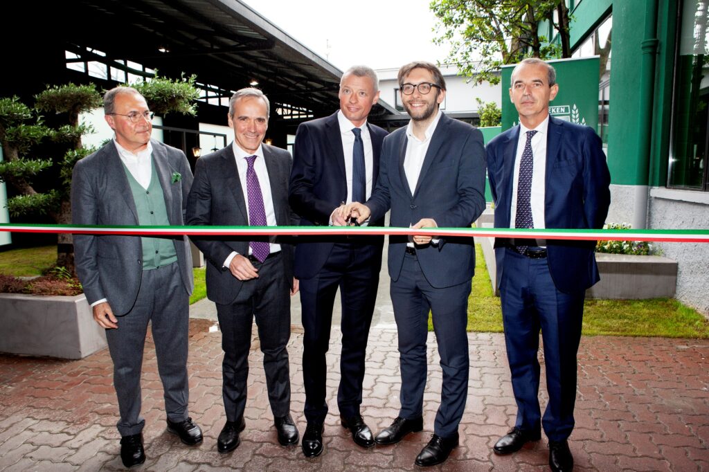 Il taglio del nastro: da sinistra Massimo Furlan, Alfredo Pratolongo, SØren Hagh, Pierfrancesco Maran, Federico Visconti