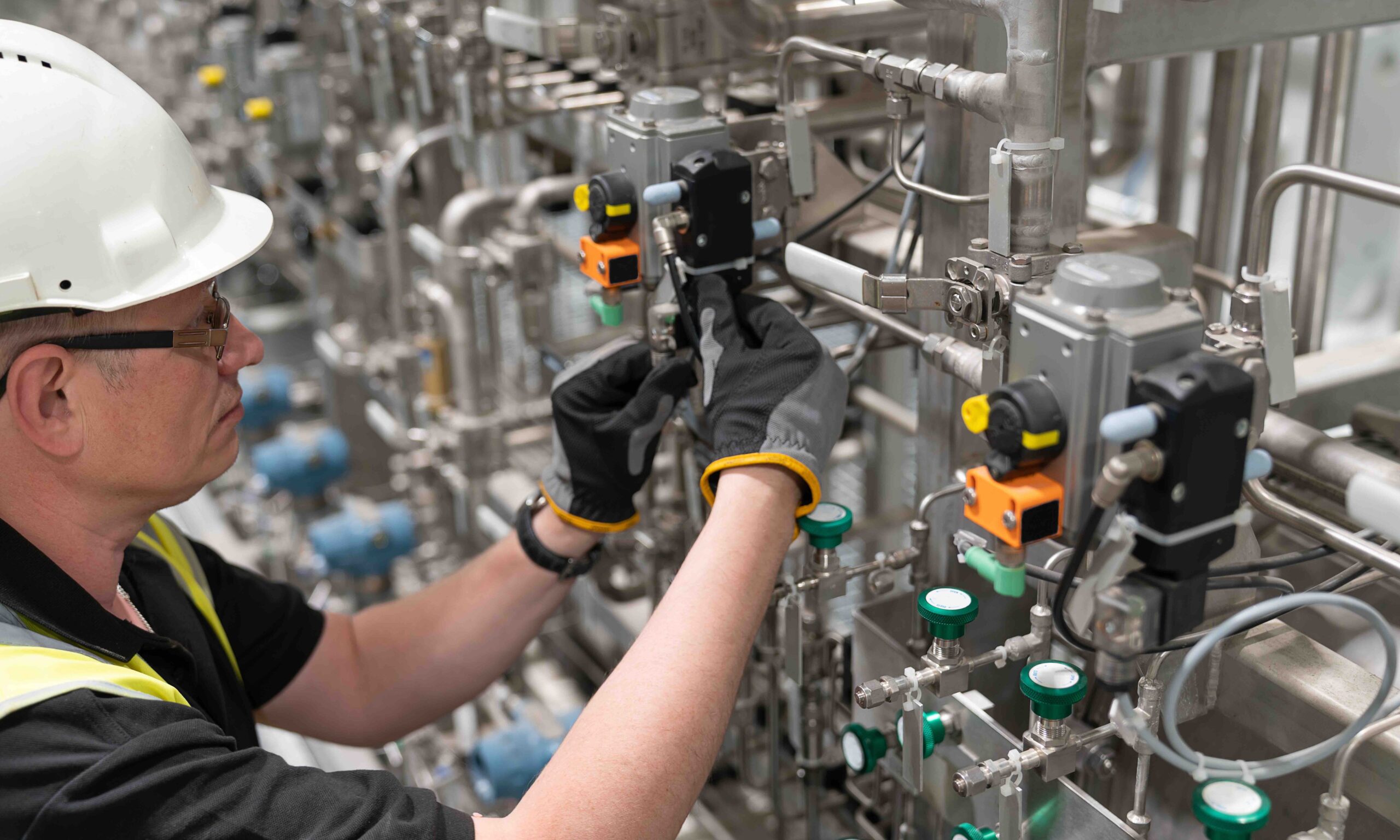 a service engineer checks an pneumatic valve sistemi pneumatici