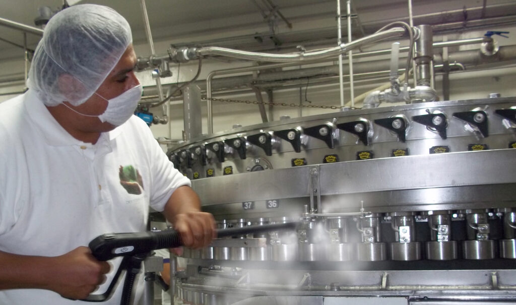 Dagli ugelli dei generatori di vapore Menikini fuoriesce vapore saturo secco che raggiunge temperature da 90 a 100°C