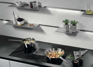 Il piano AEG con cappa integrata è versatile e intuitivo AEG