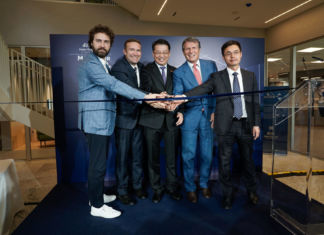 Il taglio del nastro che ha inaugurato ufficialmente la nuova sede di Haier Europe nel sito Green Park Di Vimercate (MI)