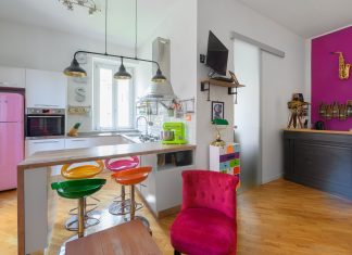 Fucsia e pezzi vintage per una mini casa romana