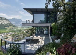 Continuità materica in una villa sul lago