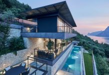 Continuità materica in una casa sul lago