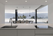 Connessa con il paesaggio e con l’infinito