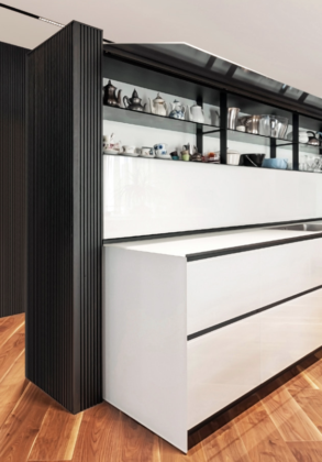 Importante l&rsquo;uso sapiente della luce che scandisce una sequenza di spazi tematici in cui materiali e finiture fanno da sfondo prezioso a oggetti di design e opere d&rsquo;arte