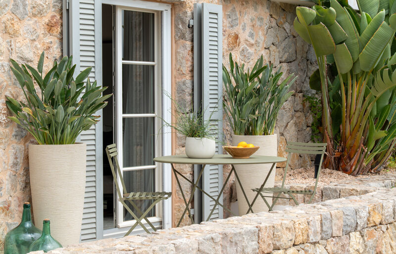 La porta-finestra della cucina affacciata sul giardino della residenza a Palma di Maiorca