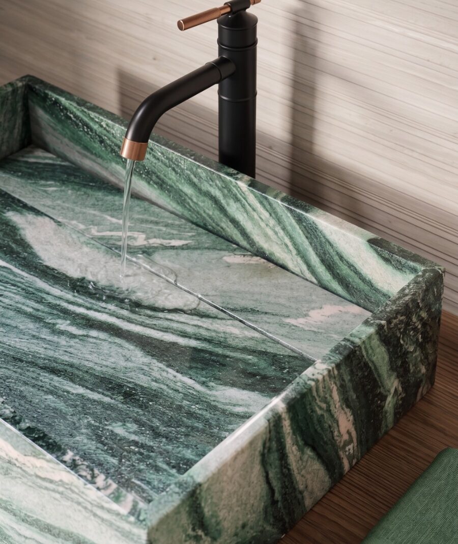 Il dettaglio del lavabo in marmo del bagno