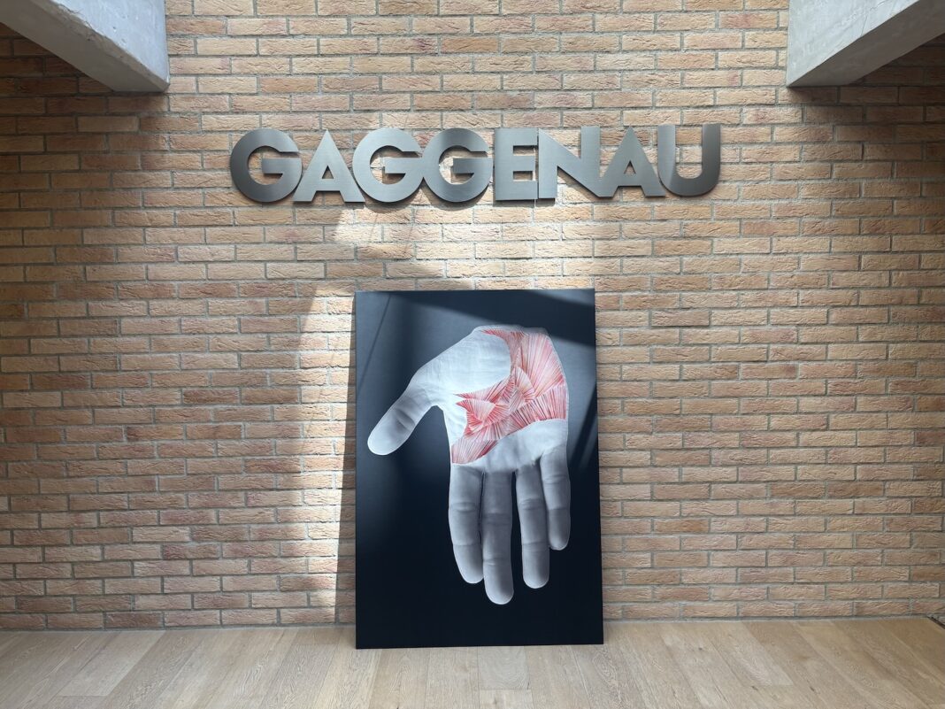 Betty Salluce, Mano Ale dal ciclo Fil Rouge, Gaggenau, 2026_©Emanuele Campidoglio, Courtesy Cramum, Gaggenau, l'artista_bus