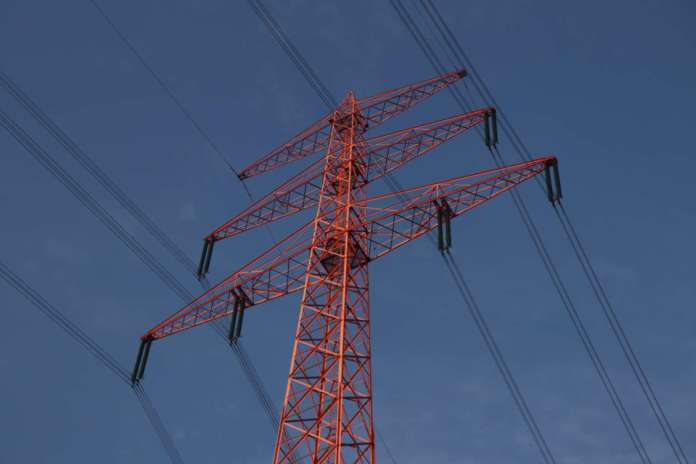 pexels-simple-click-8043975 Resilienza reti elettriche