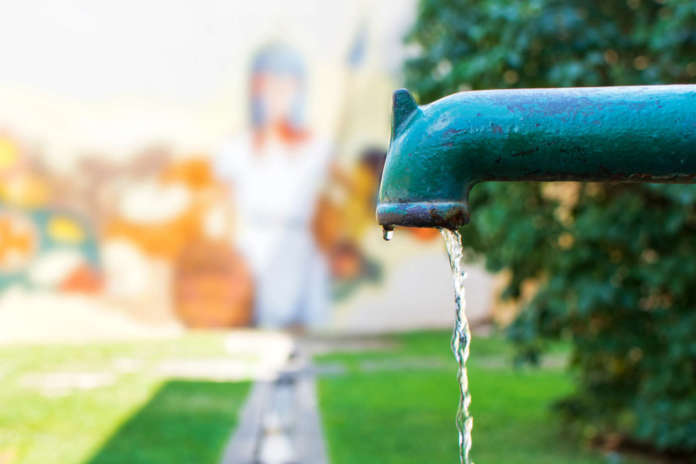 Public source of water to drink. Canoni per l'acqua pubblica