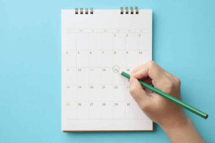 Hand with pencil mark on calendar date Isi 2023: tutte le scadenze