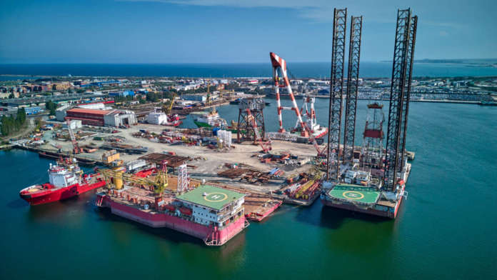 Aerial view of oil platforms anchored in the city harbor for repair Cooperative di facchinaggio