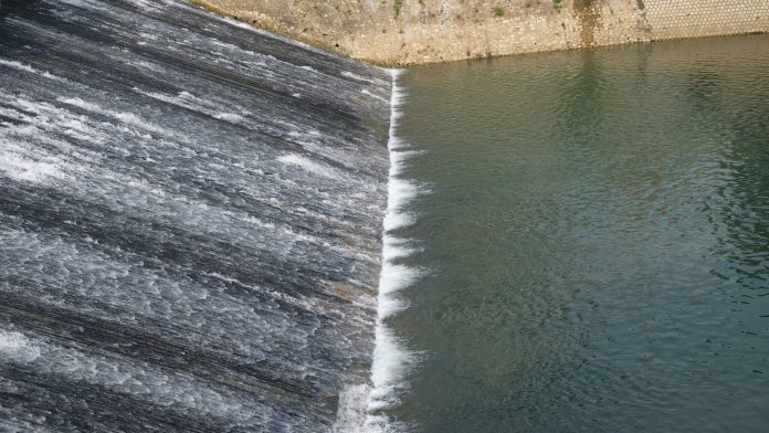 water flowing from dam into the river Utilizzo sostenibile dell'acqua: i finanziamenti