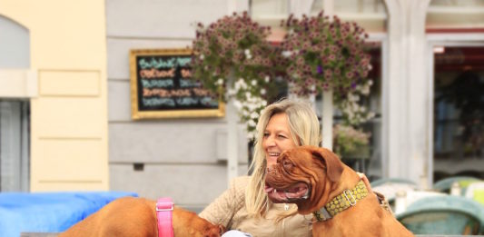 Adozione di un secondo cane: cosa fare per evitare liti donna con due cani