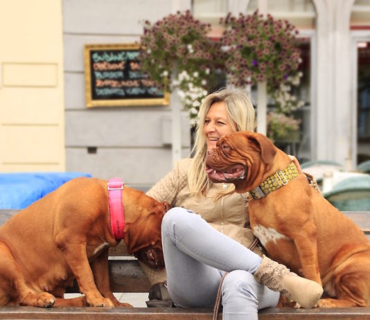 donna con due cani