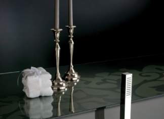 L’acqua si illumina di oro e cristalli