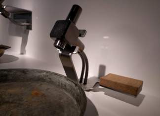 Un piccolo cubo in lega di ottone: Dueacca by Verum Italy Dueacca by Verum Italy