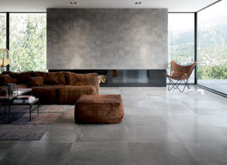L’unicità della pietra rivive in Maku by Fap ceramiche Elegante zona living firmata con la collezione Maku di Fap ceramiche. La parete del camino è realizzata con il rivestimento in grès porcellanato Maku Atelier Grey 20x20 cm, mentre il pavimento con la versione Satin di Maku Grey in grès porcellanato, nel formato maxi 75x75 RT cm.