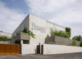 Magnetti per Herno: mimesi architettura-paesaggio Magnetti Building per l'ampliamento dell'edificio con destinazione logistica automatizzata - Herno spa