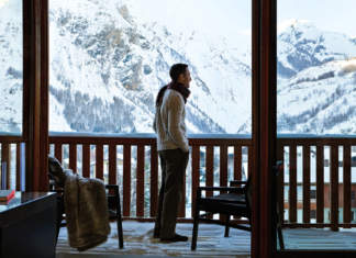 Nardi per l’hotel Nira Montana a La Thuille (Ao) Aria ampia poltroncina per esterni con cuscini in tessuto scelta come complemento d'arredo per i terrazzi