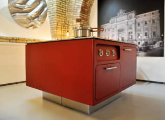 L’acciaio colorato delle cucine Abimis Ego in tonalità rossa