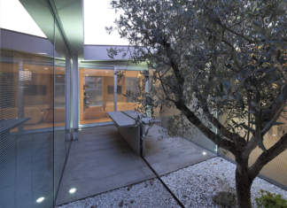 Schüco e una casa attorno al patio