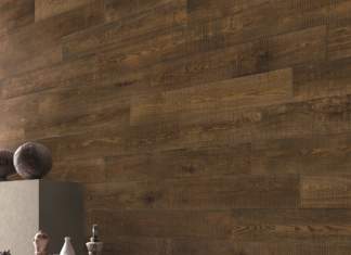 Pietra, legno e pelle: No-Code by Emilgroup Dalla pietra, legno e pelle nasce un’audace collezione: “No-Code” La provocazione di No-Code risiede nell’aver abbinato tre materiali diversi tra loro: pietra, legno, pelle in un accostamento inedito, audace e potente. Una pietra di Lavagna compatta e morbida, un legno a taglio sega laccato, un corposo legno cerato, manti di pelle liscia, martellata, e stampata cocco sono i materiali coprotagonisti della collezione, ciascuno dotato di grande personalità estetica, che apparentemente sembrano non avere una matrice comune ma se sapientemente abbinati, danno vita ad una collezione senza precedenti. No-Code è un inno all’esclusività ricercata, moderna e di forte impatto estetico e capace di liberare le forme architettoniche dai cliché abituali, con il chiaro intento di stupire ed emozionare. NO-CODE EFFETTO LEGNO La collezione legni della No-Code wood propone a sua volta diverse tipologie di legni, tutte di design. Intensi e corposi sono i legni taglio sega laccati realizzati in 2 colori decisi e opposti: Total White e Total Black, ideali per tutti gli amanti delle tinte unite e di una superficie materica. A questi si aggiungono le assi di legno noce e rovere con finitura cerata, proposte con superficie liscia e taglio sega. Due proposte che rendono l’ambiente elegante e ricercato. NO-CODE EFFETTO LAVAGNA La pietra No-Code è una pietra di Lavagna proposta nel colore nero intenso tipico di quando la pietra sedimentaria viene estratta, e in 2 colori moda Grigio e Avorio. La Lavagna in tutti i suoi formati rivela la sua natura di pietra duttile ideale per rivestire spazi di grande carattere architettonico. NO-CODE EFFETTO PELLE Manti di pelle assumono nuova forma e destinazione nella collezione No-Code leather. Tre le proposte di superfici morbide sia al tatto che alla vista: liscia, martellata e cocco; tre i colori selezionati: Cuoio, Nero e Fango, per una collezione ricca di vibrazioni capaci di entusiasmare gli amanti del design d’avanguardia. Viva Dei quattro brand Emilgroup, Viva si caratterizza per la sua ricerca orientata alla modernità per creare collezioni di tendenza fortemente caratterizzanti.