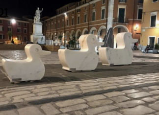 Franchiumbertomarmi porta le Papere degli Aristogatti a Carrara