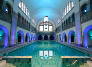 Eclisse per il bagno pubblico Prenzlauer Berg di Berlino