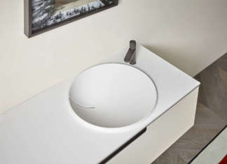 antoniolupi Breccia: l’acqua defluisce da un taglio nel lavabo