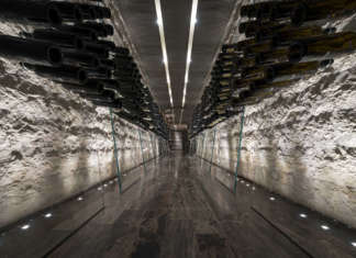 Una cantina in pietra naturale Cappuccino by Antolini