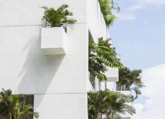 Sky House. Una casa verde immersa nei grattacieli del Vietnam