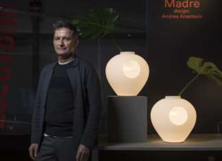 Andrea Anastasio firma la lampada Madre by Foscarini