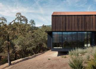 Faulkner Architects riprendono il ranch americano per farne una casa di vacanza