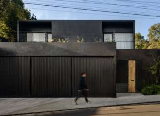 Contrasti materici e di colore per una residenza privata progettata dai PPAA a Città del Messico