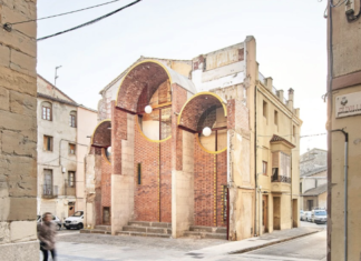 Can Sau. Un scenografia urbana nata dalle rovine di una chiesa