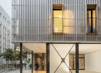 APROP un nuovo edificio di acciaio e policarbonato a Barcellona