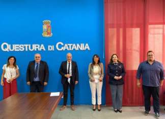 Sala d’attesa per gli uffici immigrazione della Questura di Catania