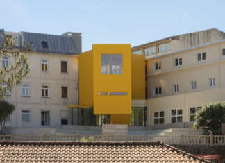 Un innesto giallo risolve il nuovo collegamento tra le aule in una scuola di musica in Portogallo