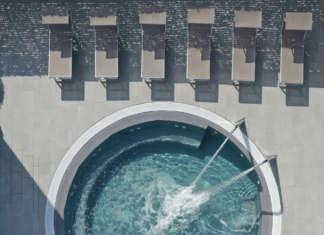 In piscina con le superfici Panaria Ceramica