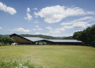 Una grande copertura a firma Kengo Kuma riprende la silhouette delle cime Hakuba