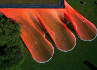 Two bright orange. Due installazioni in tessuto in Danimarca