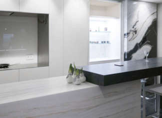 Un’area kitchen nobile con i marmi Antolini